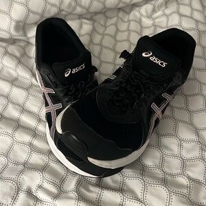 ASICS tennis shoes preworn good condition